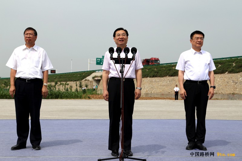 圖為陜西省省長胡和平（圖中）下達合銅、吳華高速項目開工令